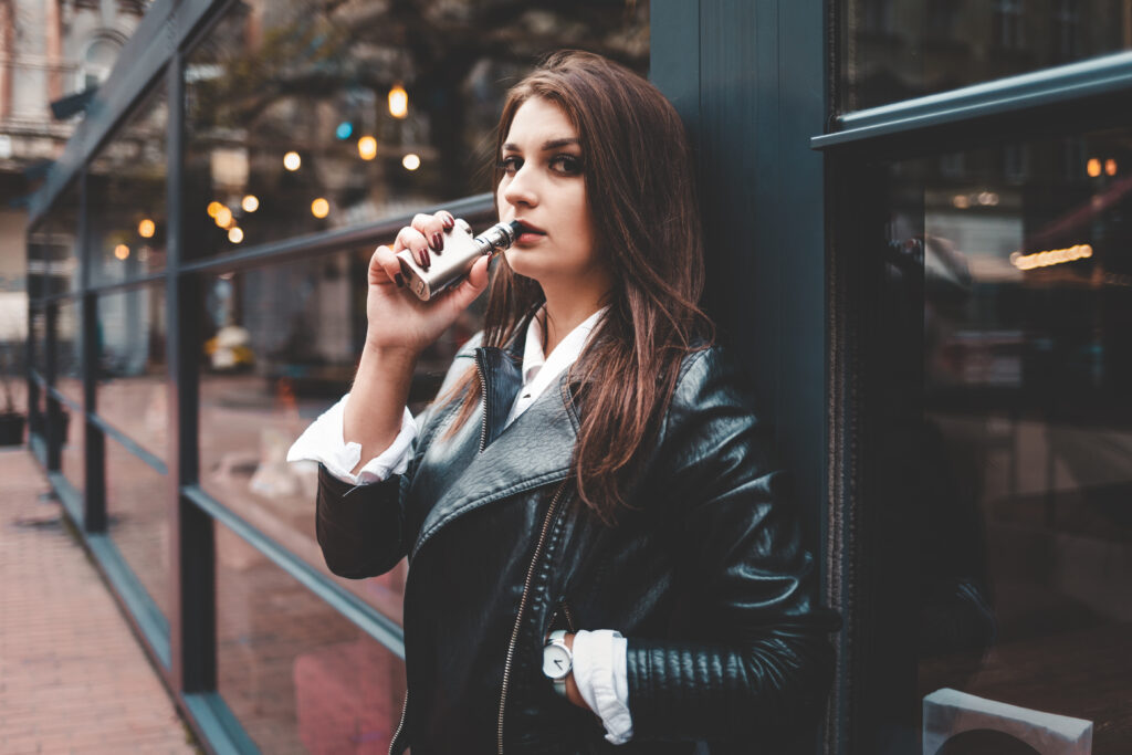 Frau mit E-Shisha